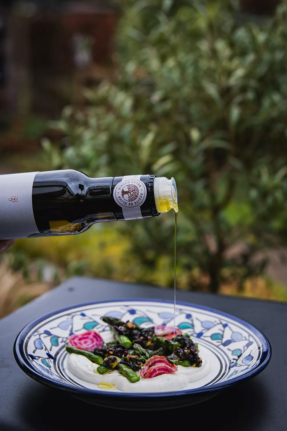 Gegrilde groene asperge, labneh met een dressing van pistache en olijven